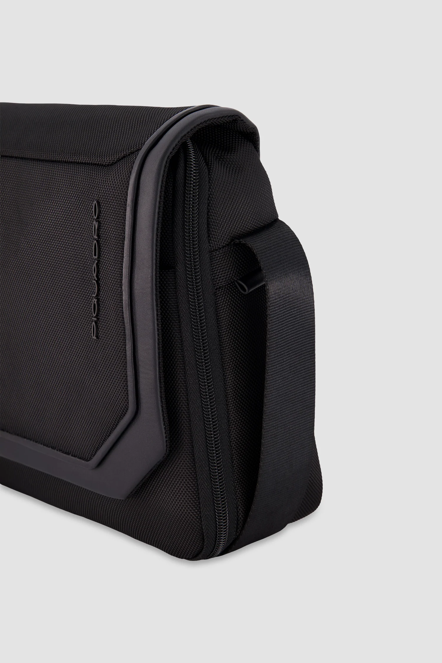 Piquadro Black Messenger / iPad Bag - Image 6